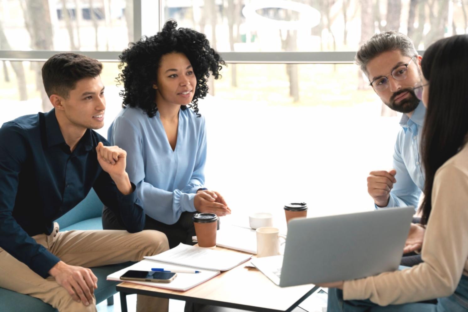 Session de formation en planification financière avec documents et calculatrice