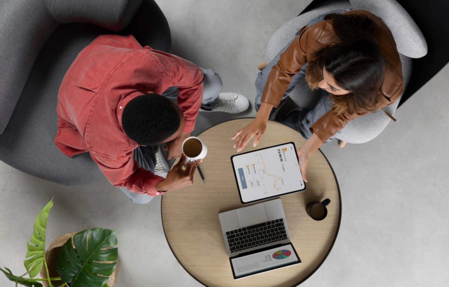 Groupe de participants en formation financière travaillant ensemble sur des exercices pratiques